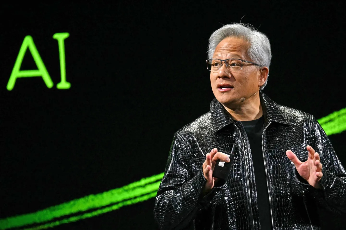 CEO Nvidia: AI tạo thêm việc làm, không phải kẻ cướp sinh kế