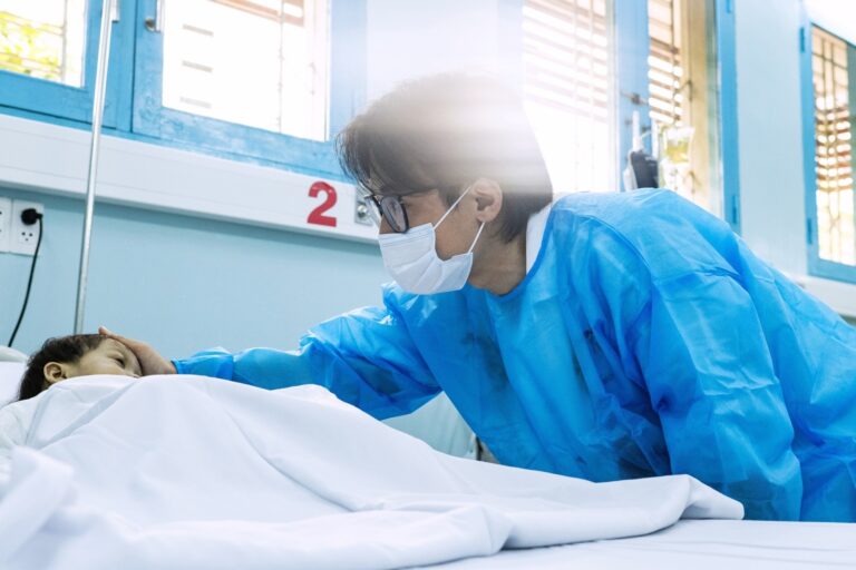 Điều đặc biệt đến với bé gái 2 tuổi mồ côi mẹ, nhận gan hiến từ cha ruột