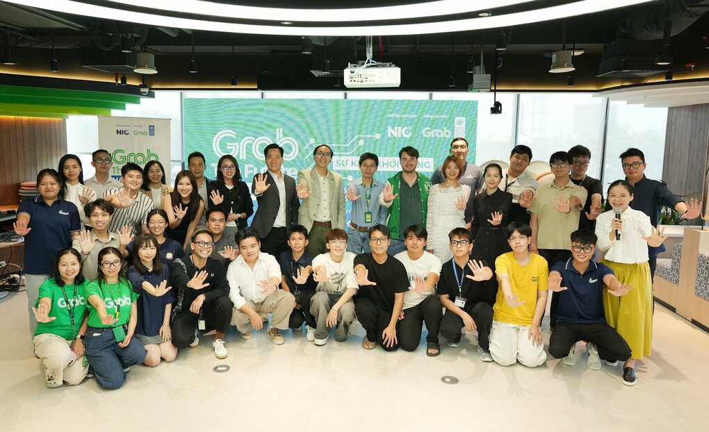 Các bạn trẻ chia sẻ sự hào hứng cùng Ban tổ chức trong lễ khởi động chương trình Grab the Future Hackathon. Ảnh: UNDP