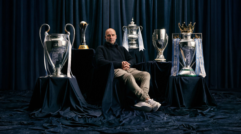 Guardiola chụp ảnh với năm danh hiệu cùng Man City giành được năm 2023. Ảnh: Man City