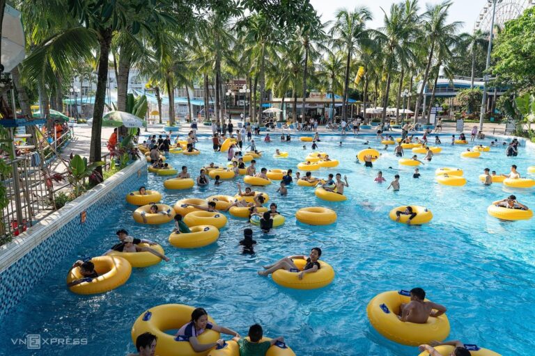 Đổ ra sông hồ, công viên giải nhiệt ngày Hà Nội 41 độ C