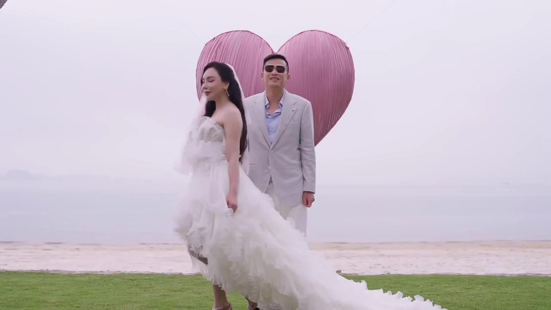 Chồng Hồ Quỳnh Hương hát "Trái tim không ngủ yên" trong MV kỷ niệm một năm kết hôn. Video: Nhân vật cung cấp