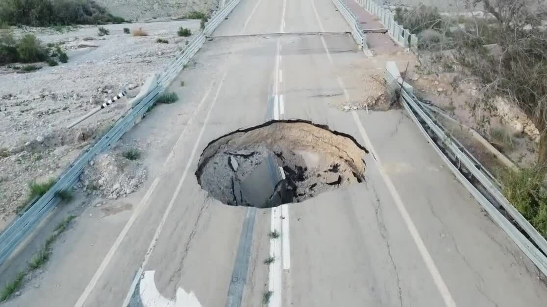 Hố sụt trên đường tới Ein Gedi, bên bờ Biển Chết