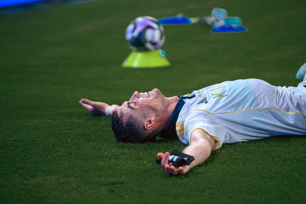 Ronaldo nằm ra mặt cỏ sân Al Awwal, Riyadh, Arab Saudi ngày 21/5/2026 sau trận Al Nassr thắng Damac 4-1 ở vòng 38 Saudi Pro League. Ảnh: Al Nassr