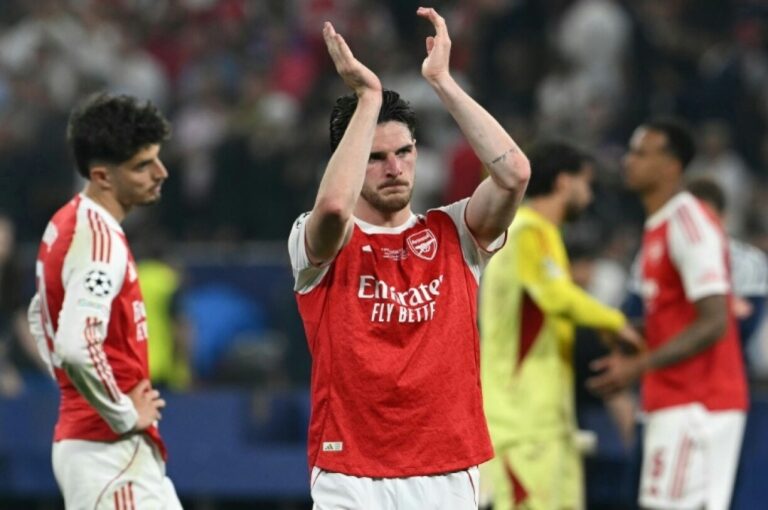 Rice bảo vệ hai cầu thủ sút hỏng luân lưu của Arsenal