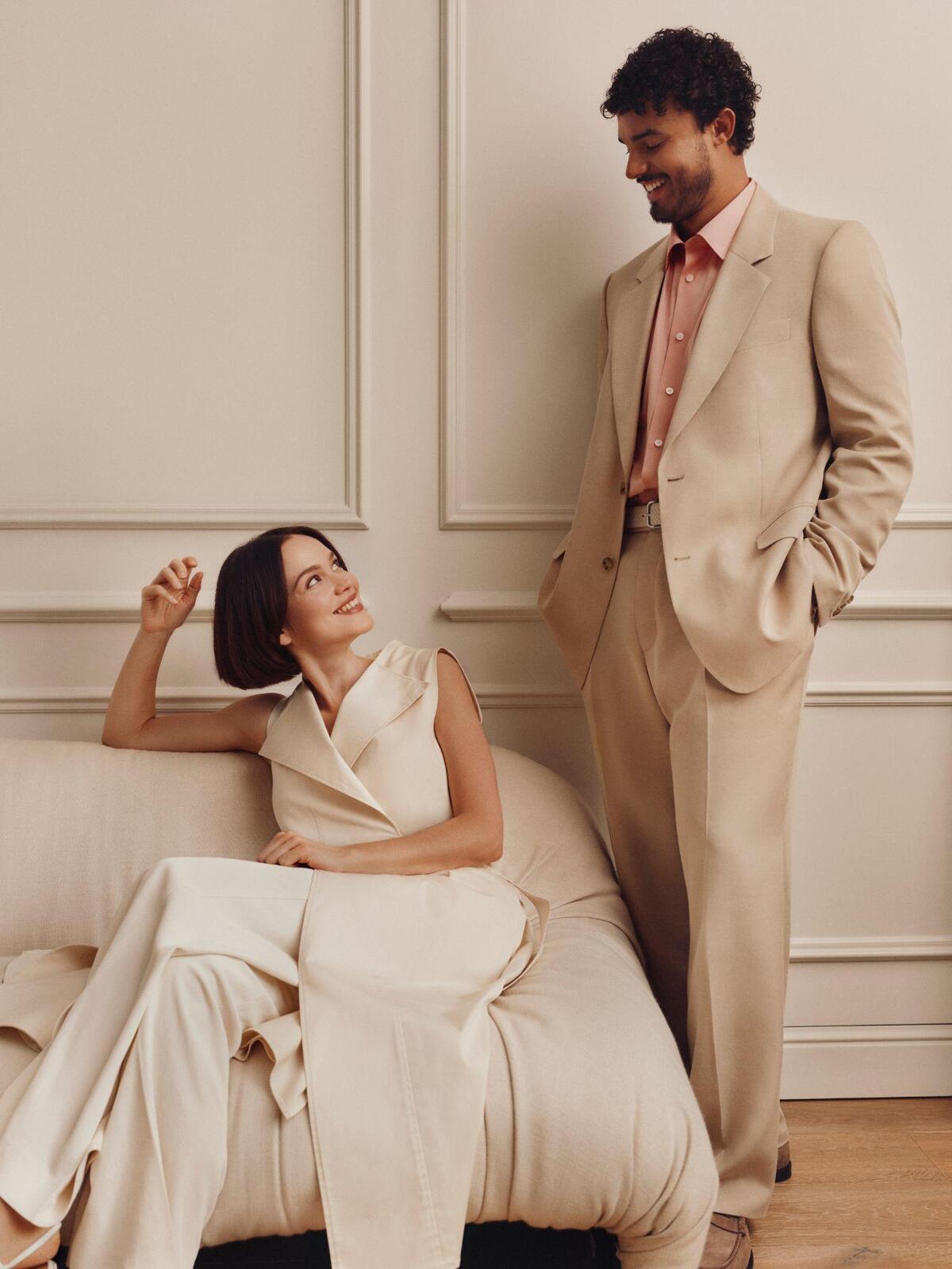 Chất liệu cashmere thượng hạng trên các mẫu blazer vừa giữ phom may đo, vừa mang đến sự sang trọng.
