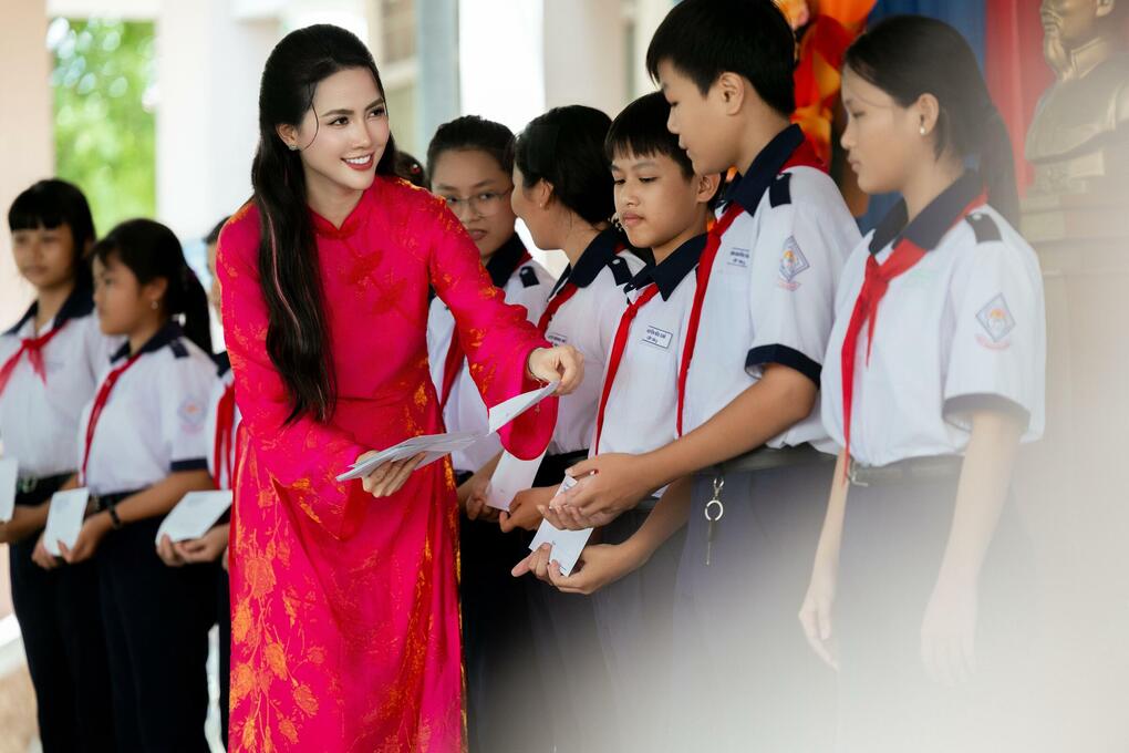 Phan Thị Mơ trao tặng học bổng cho các học sinh ở trường cũ. Ảnh: Nhân vật cung cấp