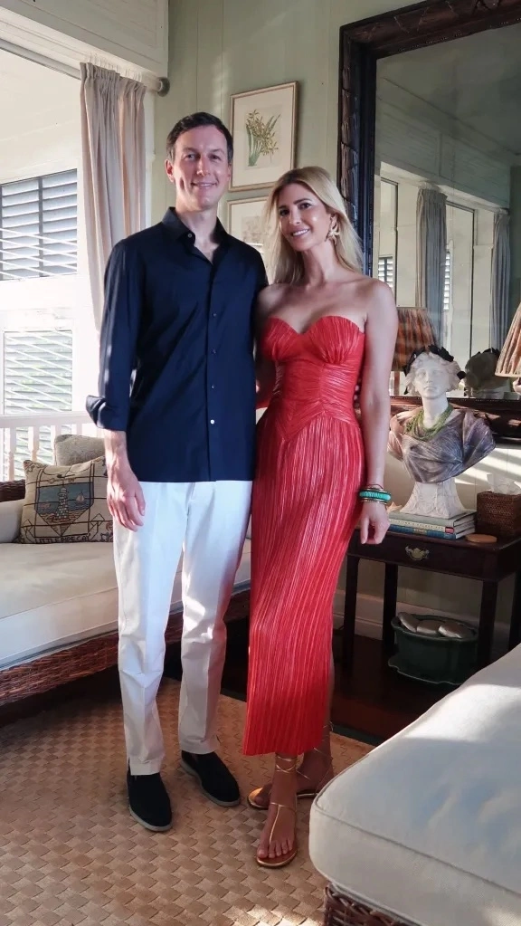 Trên trang cá nhân, Ivanka Trump cho biết cô mang một số bộ trang phục trong chuyến đi ăn cưới anh trai, chủ yếu là váy ôm eo. Người đẹp khoe sắc trong bộ đầm dạ hội cúp ngực xếp ly màu đỏ của Cult Gaia, giá 998 USD, phối bông tai hình sao biển và sandals xỏ ngón ánh kim hiệu Gianvito Rossi Gwyneth 775 USD. Chồng cô, doanh nhân Jared Kushner, chọn trang phục thanh lịch, đơn giản gồm sơ mi xanh navy và quần Âu trắng.