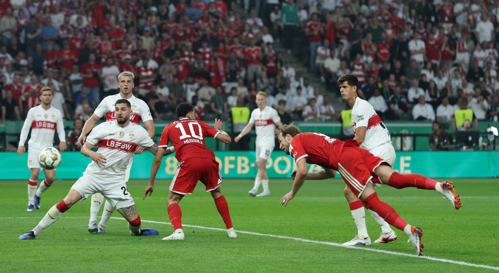 Harry Kane bay người đánh đầu mở tỷ số trong trận Bayern thắng Stuttgart 3-0 ở chung kết Cup Quốc gia Đức trên sân Olympic Berlin, Berlin, Đức ngày 23/5/2026. Ảnh: Reuters