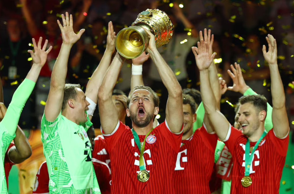 Harry Kane nâng danh hiệu Cup Quốc gia Đức. Ảnh: Reuters
