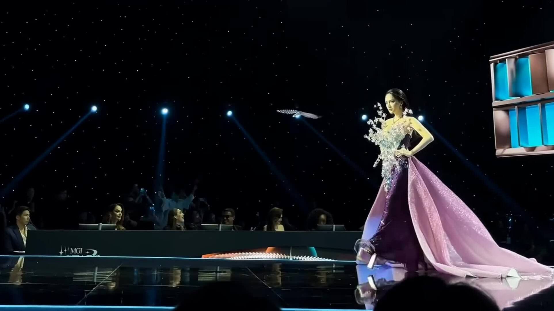 Fancam phản ứng của giám khảo và khán giả khi xem Hương Giang catwalk cùng hiệu ứng cánh bướm. Video: Thầy Beo U40