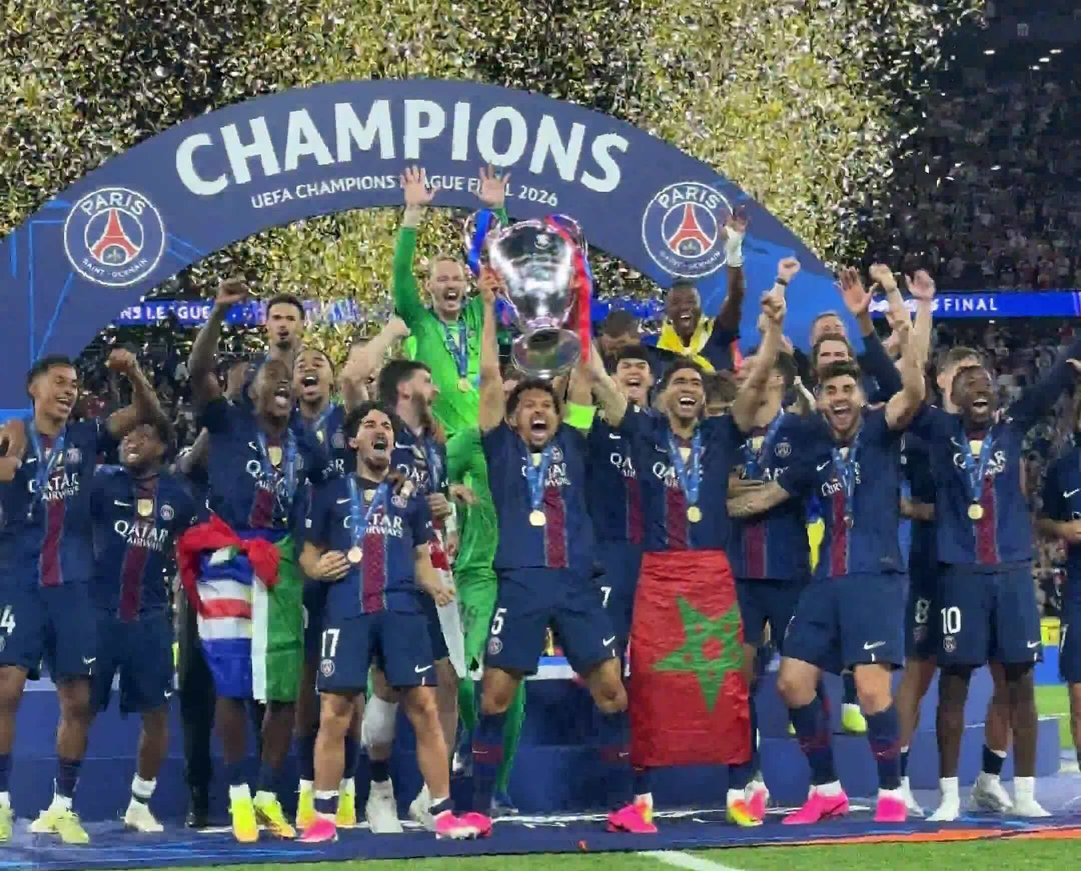 Khoảnh khắc Marquinhos cùng đồng đội nâng Cup Champions League 2026. Video: PSG