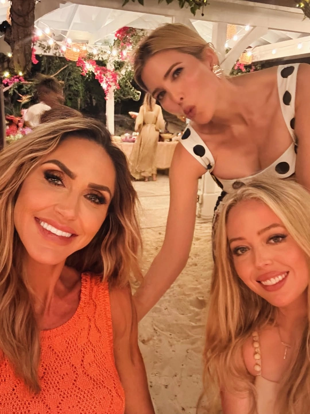 Các chị em nhà Trump tạo dáng khi selfie. Theo Daily Mail, vợ chồng Donald Trump Jr. chọn tổ chức ở Norman’s Cay - nơi Bettina có nhiều kỷ niệm. Đây là khu nghỉ dưỡng biệt lập dành cho giới siêu giàu với sân bay riêng, dịch vụ du thuyền và hệ thống biệt thự sang trọng, phí lưu trú từ 1.400 USD mỗi đêm. Ảnh: Instagram Lara Trump