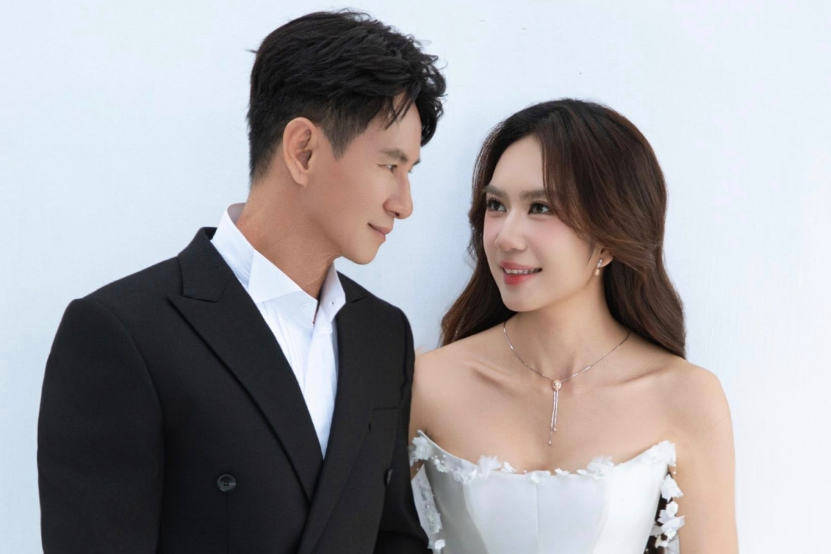 Lý Hải, 57 tuổi, là một trong những nhà sản xuất thành công nhất phòng vé, mở ra khuynh hướng làm phim thương hiệu (franchise) trên màn ảnh Việt với series Lật mặt. Anh vốn là tay ngang khi bước chân vào lĩnh vực sản xuất phim ảnh. Tốt nghiệp khóa kịch trường Nghệ thuật Sân khấu 2 (nay là Đại học Sân khấu Điện ảnh TP HCM), đầu thập niên 1990, anh bước chân vào nghề hát. Năm 2010, Lý Hải rời sân khấu, chuyển hướng sang mảng đạo diễn. Loạt phim thắng lớn, đưa Lý Hải trở thành đạo diễn trong nước đầu tiên có series vượt 1.000 tỷ đồng.