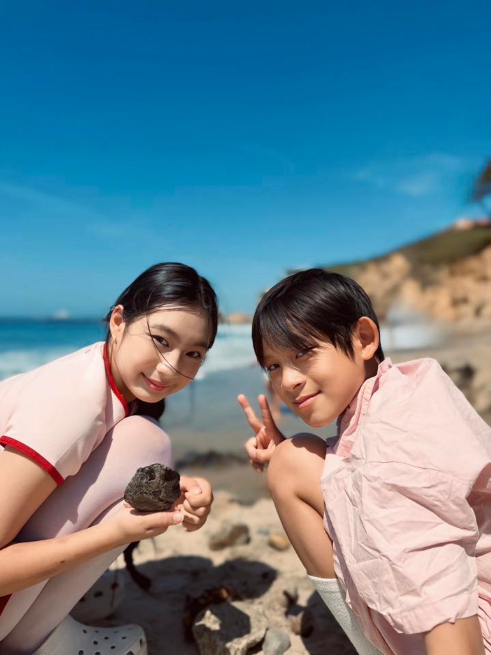 Sunny (trái) - 12 tuổi, và Mio - 10 tuổi. Vợ chồng Lý Hải chung quan điểm yêu thương nhưng không quá chiều con. Anh thường giữ quần áo cũ của con lớn để đứa nhỏ mặc, đồ chơi thì dùng chung.