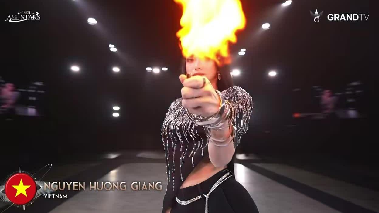 Màn bật lửa khi trình diễn của Hương Giang tại sự kiện hôm 19/5. Video: MGI