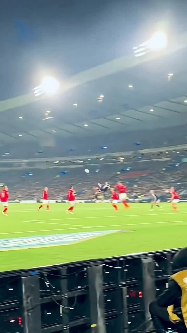Tuyệt phẩm ngả bàn đèn của McTominay.