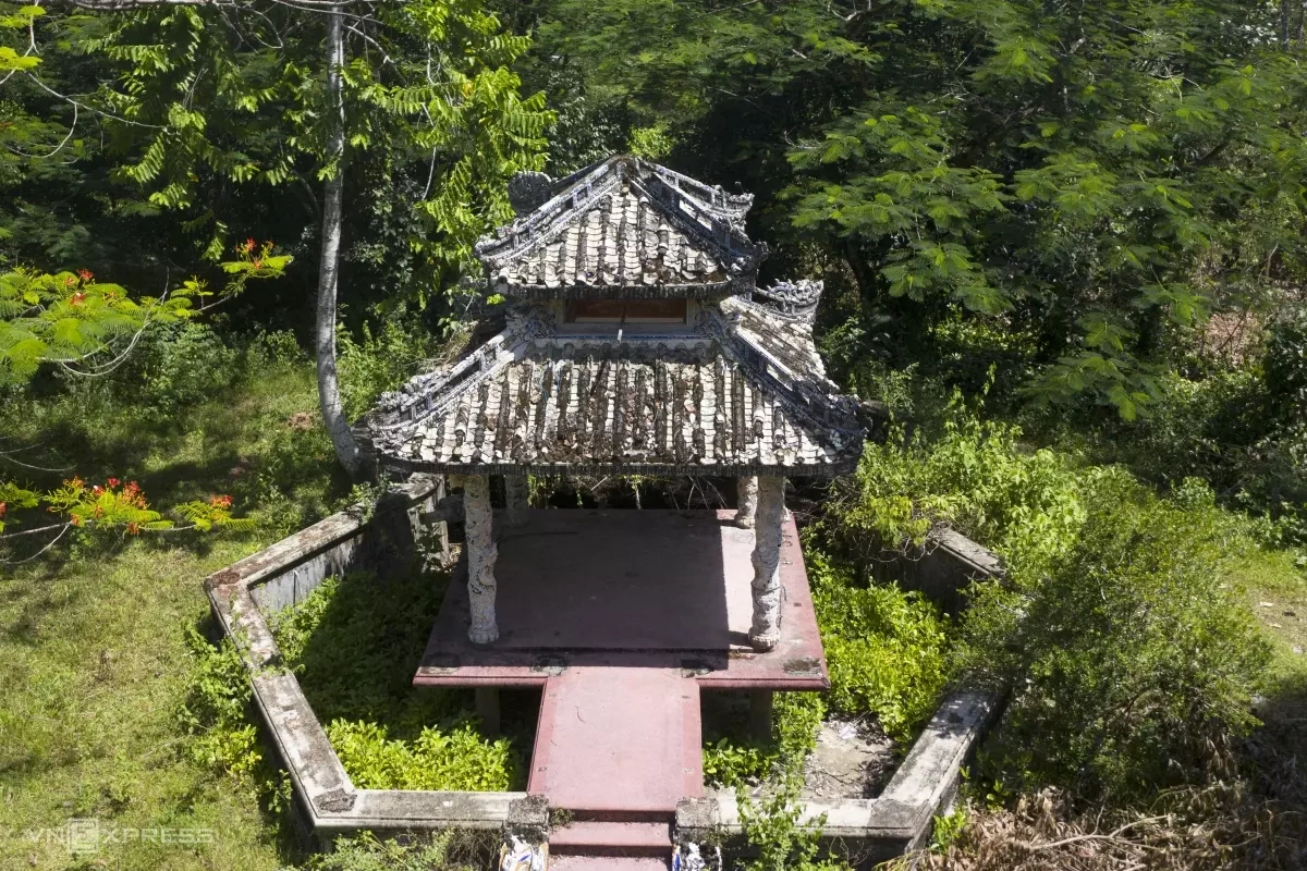 Nhà thủy tạ cùng hồ bán nguyệt ngày càng trở nên hoang phế theo thời gian. Khu vực xung quanh vườn cỏ cây mọc um tùm.