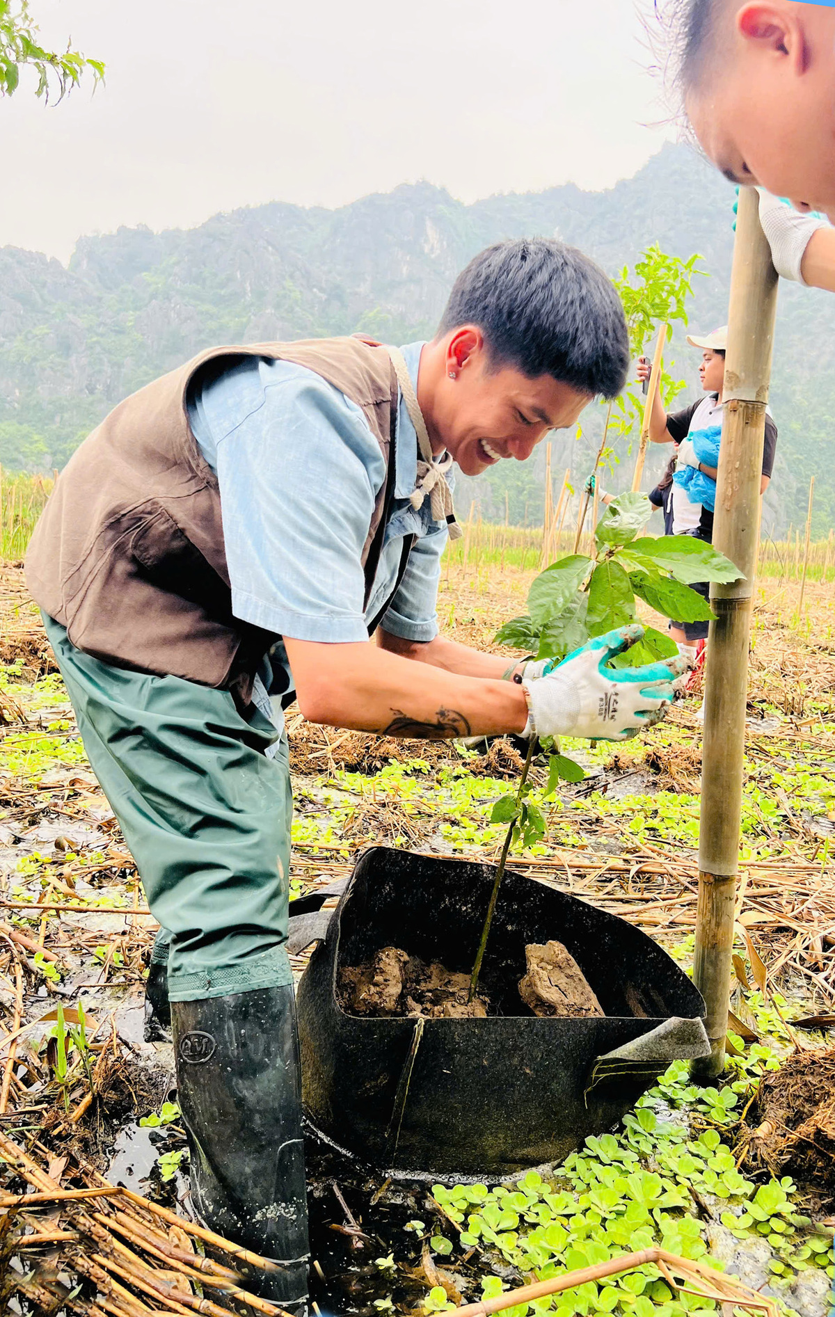 Sinh ra ở Tây Nguyên, Nguyễn Hùng cho biết có tình cảm lớn với rừng. Việc trồng cây cũng là cách anh thể hiện trách nhiệm của bản thân khi được thụ hưởng những điều quý giá của thiên nhiên.