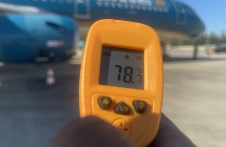 Nhân viên sân bay làm việc trên nền nhiệt sân đỗ hơn 70 độ C