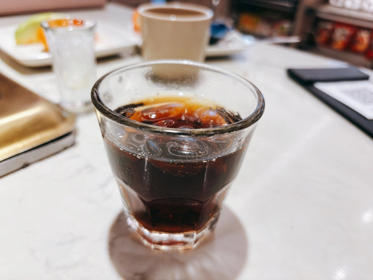 Nước ngọt và đồ uống nhiều đường Nước ngọt, trà sữa hay nước tăng lực chứa lượng đường bổ sung cao, dễ gây tăng đường huyết và tích mỡ bụng. Theo EatingWell, cơ thể sau tuổi 40 xử lý đường kém hiệu quả hơn so với giai đoạn trẻ tuổi. Tiêu thụ nhiều đường còn có thể ảnh hưởng đến cấu trúc collagen và elastin - hai thành phần giúp da săn chắc và đàn hồi.