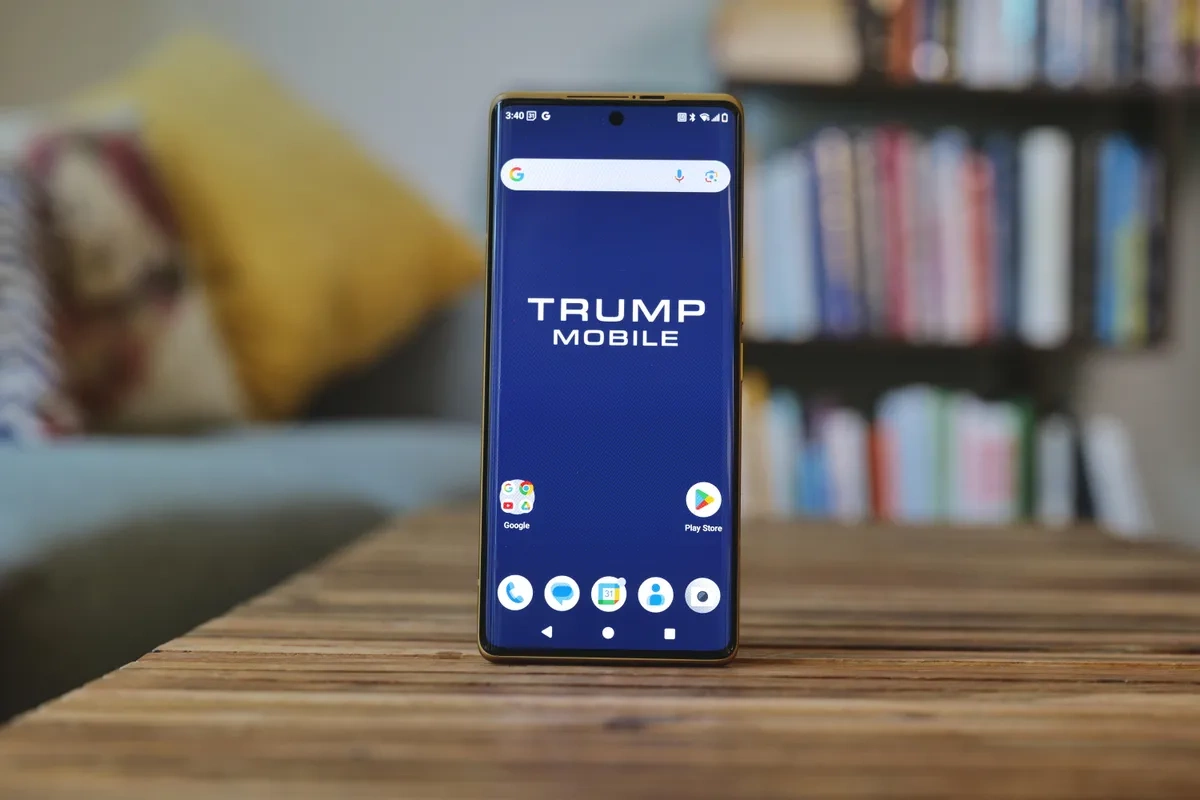 Thay vì hình nền vàng "Make America Great Again" từ bản thiết kế ban đầu, màn hình chính giờ đây có nền mặc định màu xanh lam đậm với dòng chữ Trump Mobile màu trắng. Nếu không thích, người dùng có thể thay đổi hình ảnh khác. Trump T1 được trang bị màn hình AMOLED 6,78 inch tần số quét 120 Hz nhưng chưa rõ độ phân giải, RAM 12 GB, bộ nhớ trong 512 GB, pin 5.000 mAh có sạc nhanh 30 W, tích hợp cảm biến vân tay và mở khóa bằng nhận diện khuôn mặt AI. Theo Mashable, thông số này khá tương đồng với HTC U24 Pro và T-Mobile Revvl 7 Pro - hai model cùng ra giữa năm 2024. Trên Reddit, một số nghi vấn thậm chí cho rằng smartphone Trump Mobile là "phiên bản sửa đổi" của hai chiếc điện thoại này, do cả thiết kế lẫn cấu hình đều có "nhiều điểm tương đồng".