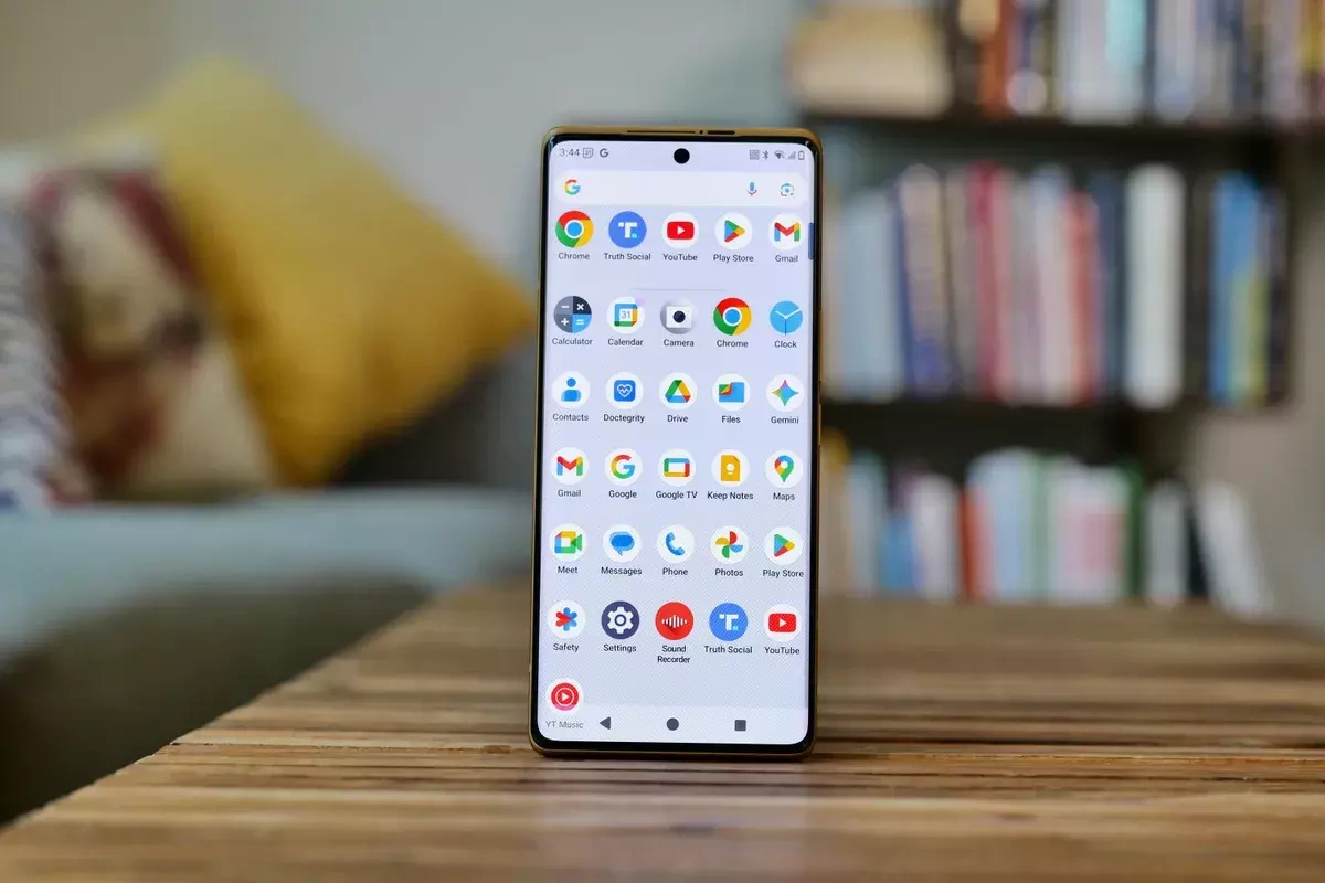 Trump T1 chạy hệ điều hành Android 15 thay vì Android 16 mới hơn. Nền tảng gần như chạy Android thuần, ngoài hai ứng dụng khác được cài đặt sẵn là mạng xã hội Truth Social của ông Trump và ứng dụng khám chữa bệnh từ xa Doctegrity. Cnet đã thử xóa hai app này, nhưng phải vào bên trong cài đặt thay vì nhấn giữ và xóa ở màn hình chính.