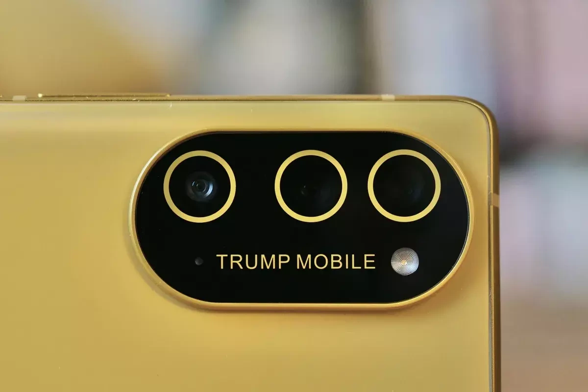 Smartphone của Trump Mobile được trang bị hệ thống camera gồm cảm biến chính 50 megapixe; góc rộng 8 megapixel và camera tele 50 megapixel. Camera trước của máy có độ phân giải 50 megapixel. Theo phóng viên Cnet Corinne Reichert, ảnh selfie của T1 khá "nịnh" khi tự động tinh chỉnh làn da mịn màng và cố gắng đẩy các chi tiết lên mức cao nhất có thể. Tuy nhiên, điều này khiến bức ảnh không còn mang lại sự chân thật.