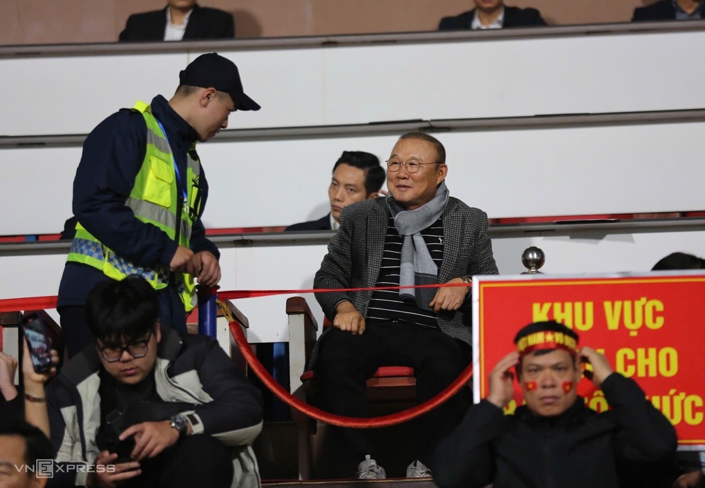 HLV Park Hang-seo xem trận Việt Nam hạ Thái Lan 2-1 ở lượt đi chung kết ASEAN Cup 2024 tại sân Việt Trì ở Phú Thọ ngày 2/1/2025. Ảnh: Hiếu Lương