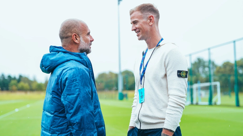 Joe Hart (phải) trò chuyện với HLV Pep Guardiola khi xuất hiện trong buổi tập của Man City hồi tháng 8/2024. Ảnh: Man City