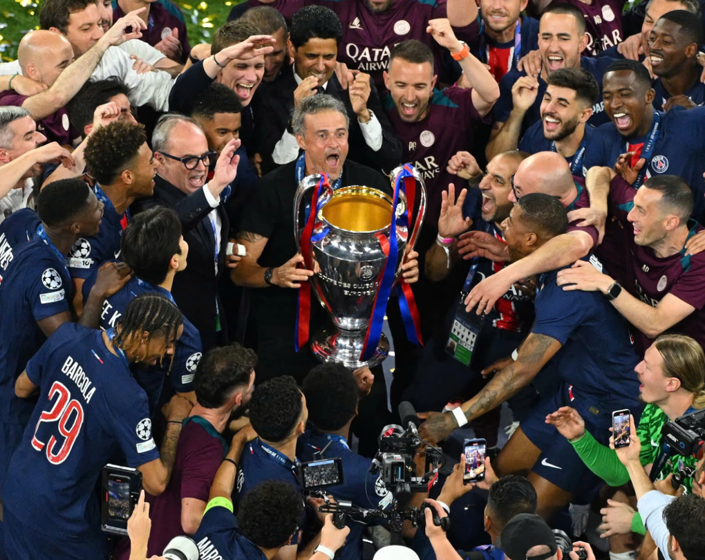 HLV Luis Enrique nâng cup Champions League cho PSG, sau trận chung kết gặp Inter trên sân Allianz, thành phố Munich, Đức tối 31/5/2025. Ảnh: Reuters