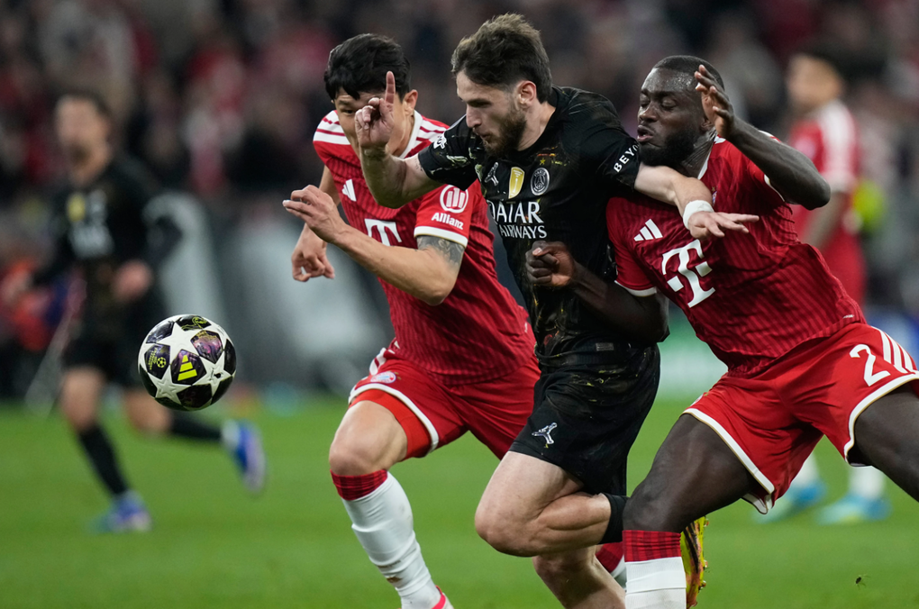 Khvicha Kvaratskhelia (áo đen) đi bóng trong trận PSG gặp Bayern Munich ở lượt về bán kết Champions League tại Allianz Arena, Munich, Đức ngày 6/5/2026. Ảnh: AP
