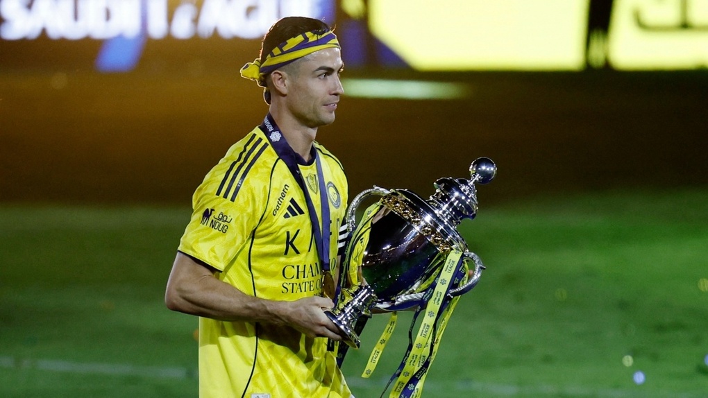 Ronaldo nâng Cup vô địch Saudi Pro League sau trận thắng Damac trên sân Al-Awwal Park, Riyadh, Arab Saudi ngày 21/5/2026. Ảnh: Reuters