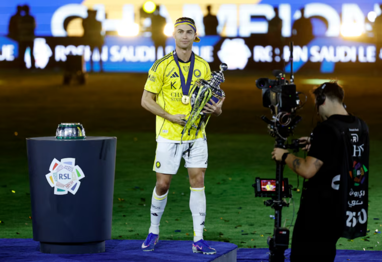 Ronaldo kiếm tiền hơn gấp đôi Messi trong 12 tháng qua