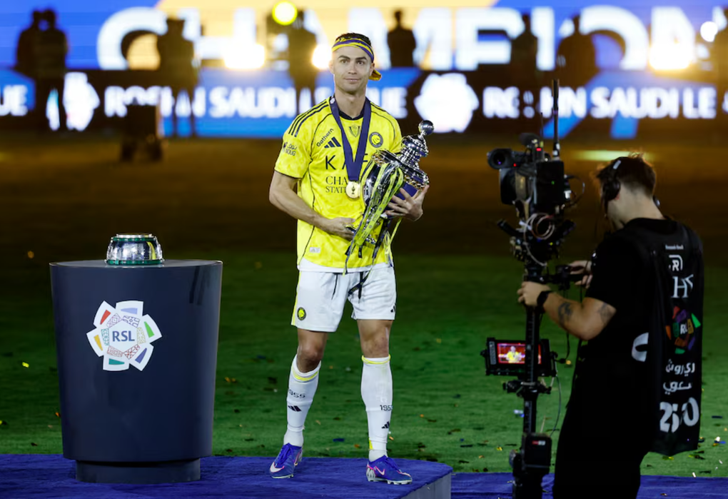 Ronaldo kiếm tiền hơn gấp đôi Messi trong 12 tháng qua