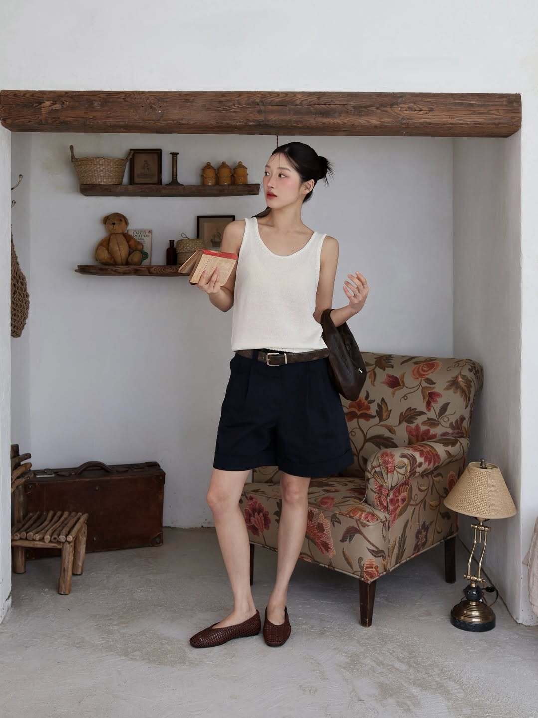 Thay vào đó, hãy diện các thiết kế rộng vừa phải, giúp tạo ra khoảng thở hợp lý như sơ mi, quần suông nhẹ, chân váy midi chữ A bằng voan, quần shorts bermuda bằng vải kaki dáng rộng, tank top rộng. Ảnh: Instagram dahlia