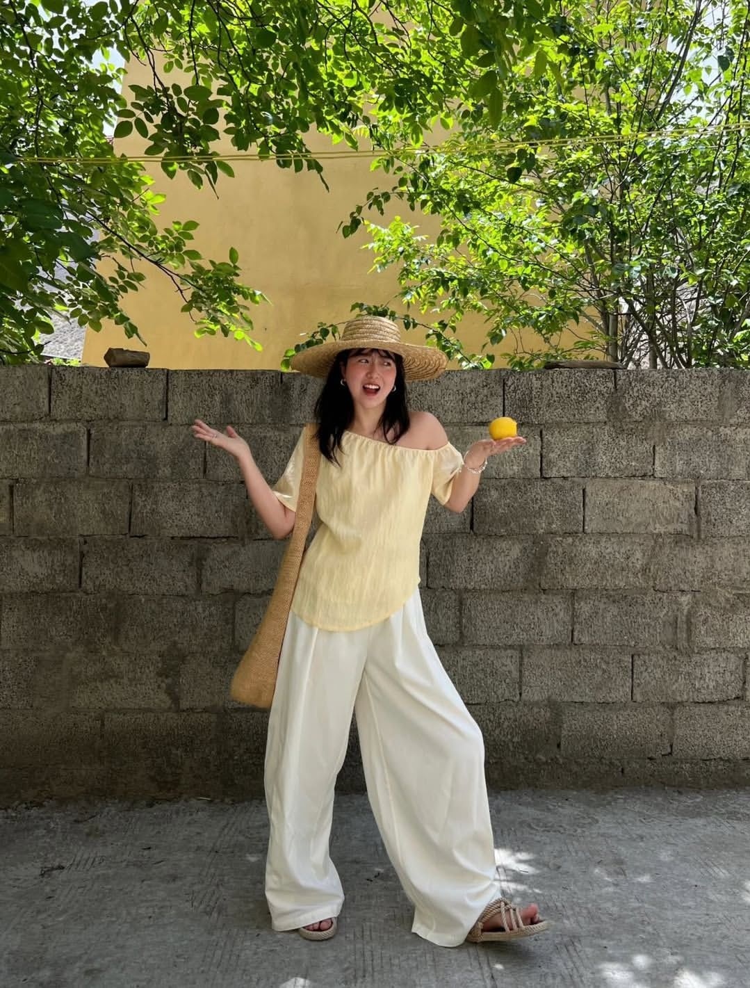 Thay vào đó, bạn nên chọn vải mỏng mềm, thấm hút mồ hôi tốt như cotton, linen. Nhiều người thường ngại mặc đồ linen vì dễ nhăn, nhưng chúng lại là một trong những chất liệu thích hợp cho dân văn phòng khi có thể mặc ngoài trời nóng lẫn trong phòng điều hòa. Ảnh: Instagram Haemin