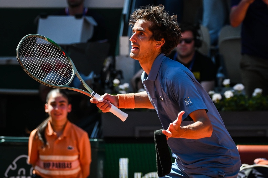 Herbert trong trận gặp Sonego trên sân Simone Mathieu, tổ hợp Roland Garros, Paris, Pháp hôm 25/5. Ảnh: SIPA