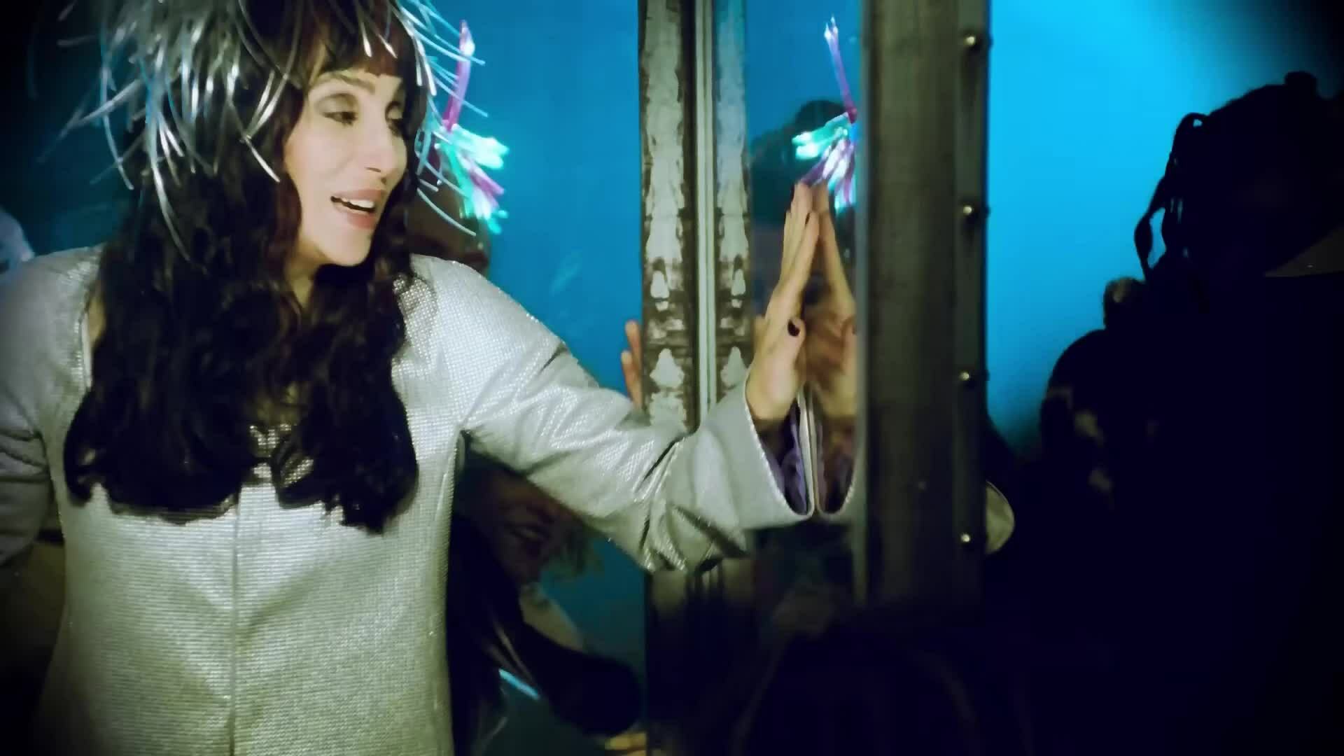 Trích MV "Believe" (1998) của Cher. Video: YouTube Cher