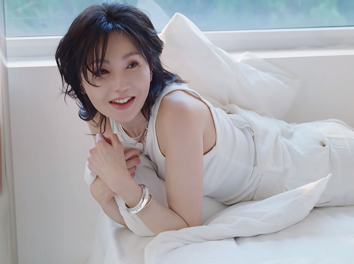 Hình ảnh minh tinh cười trong nắng sớm ở phim ngắn được hàng nghìn khán giả chia sẻ trên các fanpage.