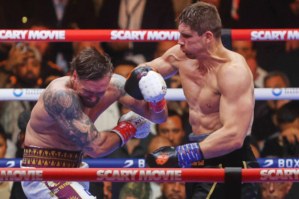 Oleksandr Usyk (trái) trong trận gặp Rico Verhoeven tại sự kiện tranh đai vô địch hạng nặng WBC Glory in Giza diễn ra bên cạnh quần thể Kim tự tháp Giza, Ai Cập ngày 23/5/2026. Ảnh: AP