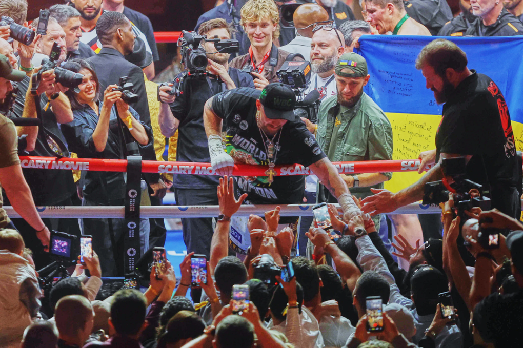 Oleksandr Usyk trò chuyện với người hâm mộ sau trận. Ảnh: AP