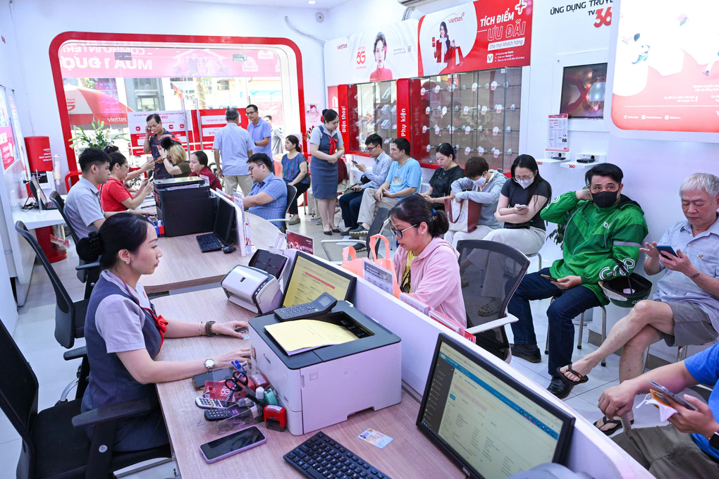 Người dân đi xác nhận thông tin số điện thoại tại cửa hàng, tháng 4/2026. Ảnh: Giang Huy