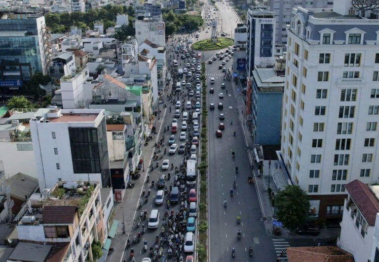 Vòng xoay trung tâm TP HCM phân luồng bằng đèn tín hiệu