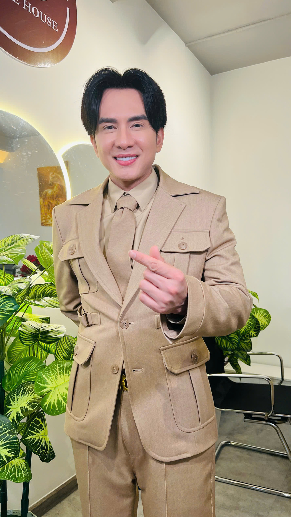 Đan Trường trong buổi khai trường quán cà phê của anh tại TP HCM. Ảnh: Hoàng Dung
