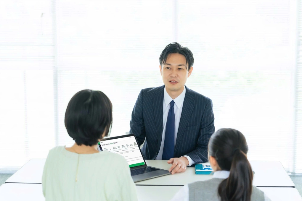 Một tư vấn viên bảo hiểm đang chia sẻ thông tin sản phẩm cho khách hàng. Ảnh Hằng Hà