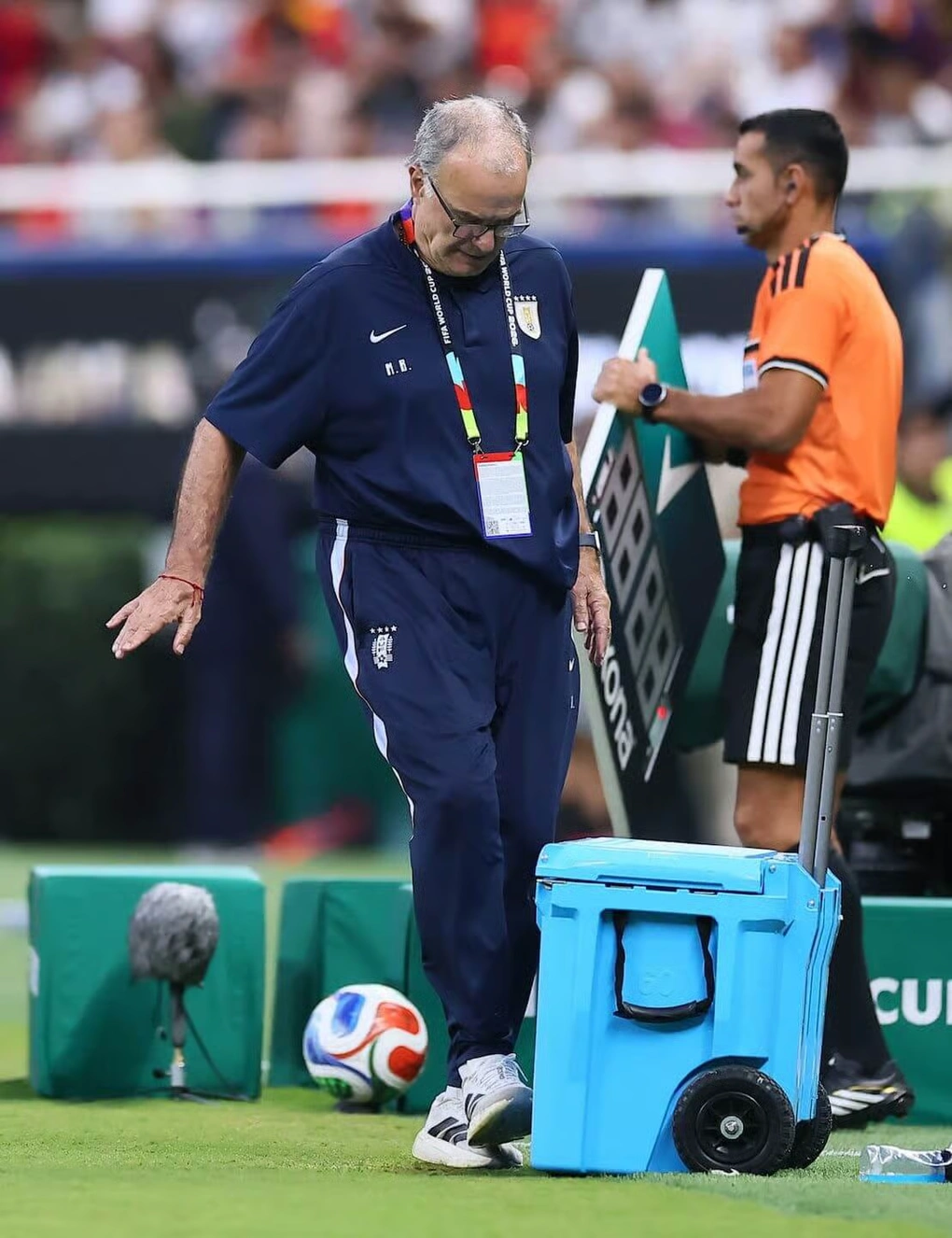 HLV Marcelo Bielsa ở khu kỹ thuật trong trận Uruguay – Tây Ban Nha ở sân Akron, Guadalajara, Mexico ngày 26/6/2026. Ảnh: Reurters