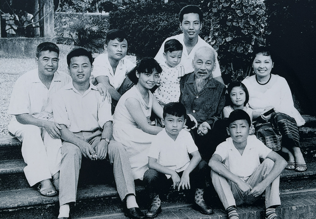 Ảnh lưu niệm Hồ Chủ tịch chụp cùng gia đình Hoàng thân Souphanouvong (Lào) năm 1962.