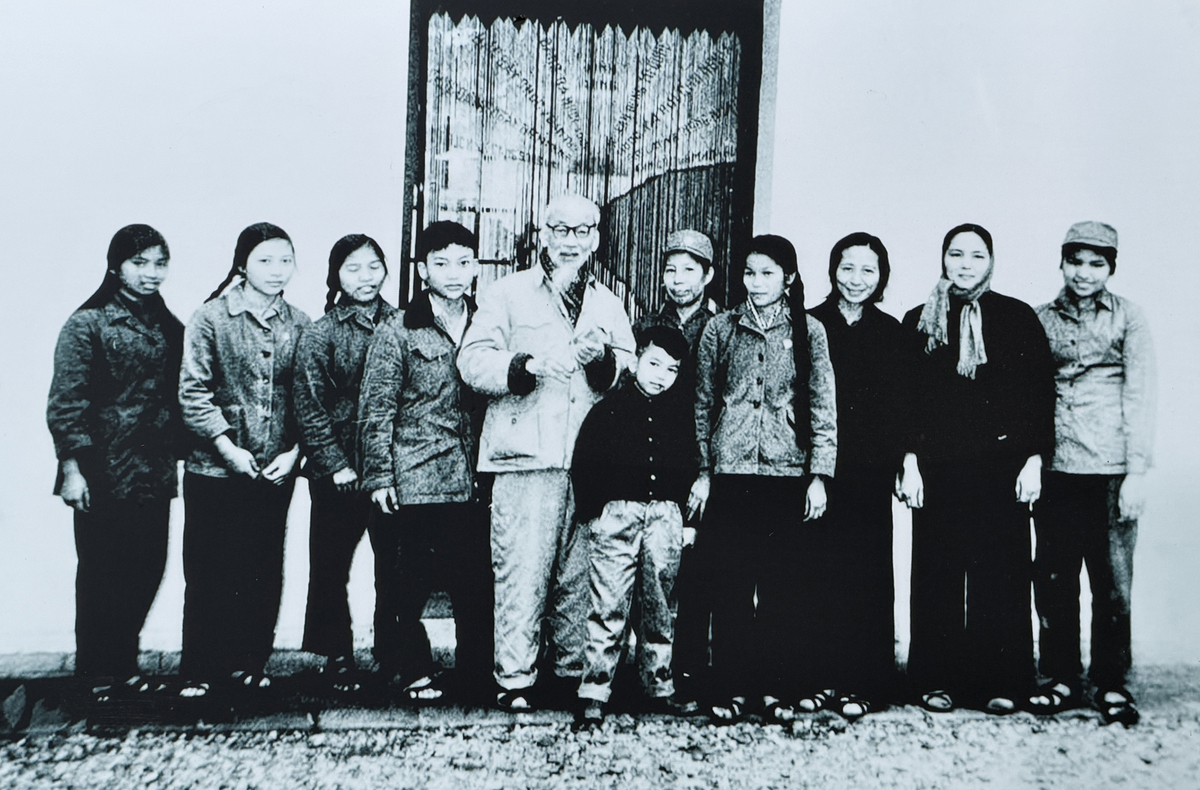 Bức ảnh chụp tháng 2/1969, bảy tháng trước khi Hồ Chủ tịch qua đời. Bác gặp gỡ thân nhân đại tướng Nguyễn Chí Thanh, thiếu tướng Nguyễn Sơn và ông Trần Đăng Ninh. Hai cậu thiếu niên trong ảnh, bên trái là học sinh lớp 8 Trần Tuấn Quảng, con trai ông Trần Đăng Ninh; bên phải là học sinh cấp 1 Nguyễn Chí Vịnh, con trai út đại tướng Nguyễn Chí Thanh. Thượng tướng Nguyễn Chí Vịnh sau này là Thứ trưởng Quốc phòng. Trong cuốn Chủ tịch Hồ Chí Minh và đại tướng Nguyễn Chí Thanh, có kể thông lệ mỗi năm Tết đến, Bác thường nhắc Văn phòng mời cơm tất niên toàn cơ quan và mời gặp riêng một số gia đình cán bộ Đảng, quân đội. Khi gặp nhau dường như không ai nói ra, nhưng tất cả như đều cảm nhận được điều đặc biệt. Cả ba gia đình cùng một hoàn cảnh là người cha thân yêu nhất của mình, những người đồng chí gần gũi, tin cậy của Bác đều đã đi xa… Bức ảnh sau này là kỷ vật mà tất cả đều trân trọng gìn giữ.