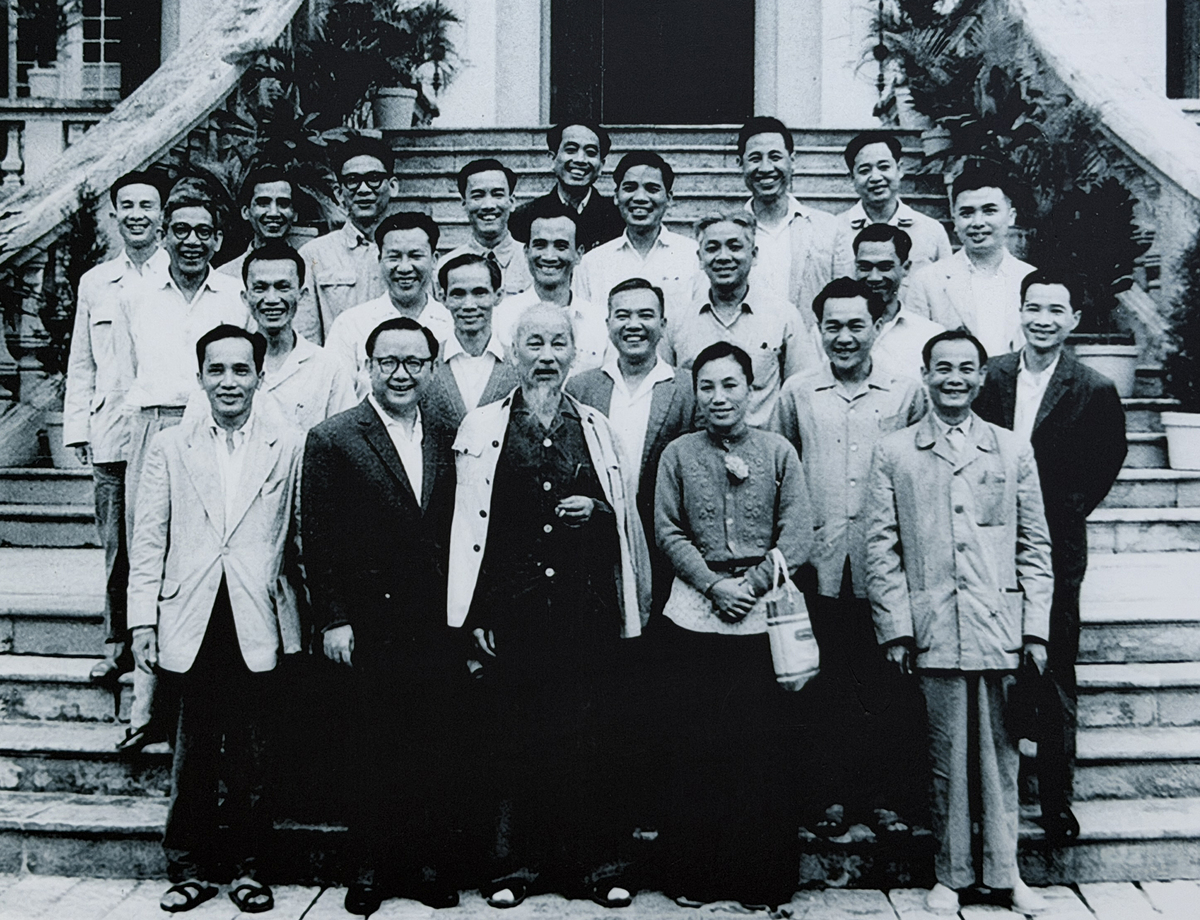 Chủ tịch Hồ Chí Minh, bà Nguyễn Thị Bình và đoàn cán bộ đối ngoại của Mặt trận Dân tộc giải phóng miền Nam Việt Nam gặp gỡ tháng 3/1966.